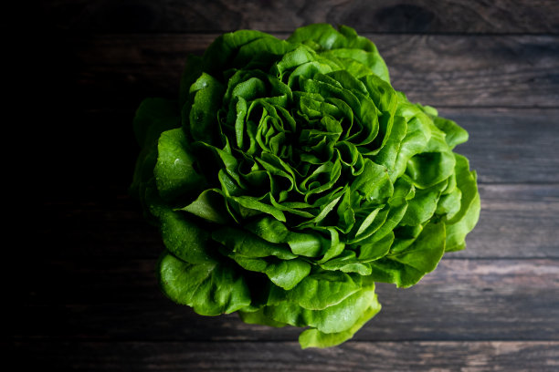 俯视图的特罗卡德罗生菜在木制的背景图片下载