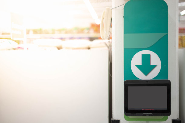 超市墙上的条码价格扫描仪，可以自助查看价格和信息，新技术可以独立查看商品的价值。图片下载