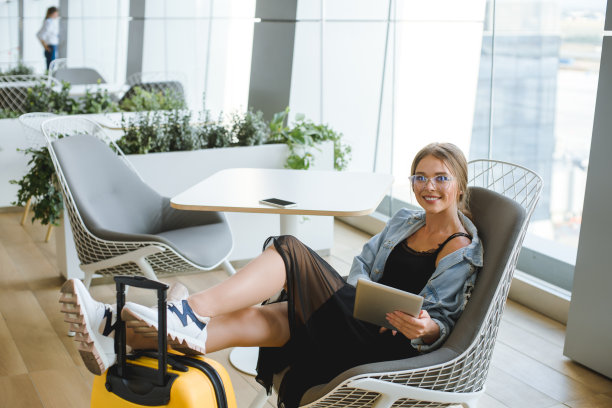 机场那个背着蓝色背包的漂亮女孩。图片下载