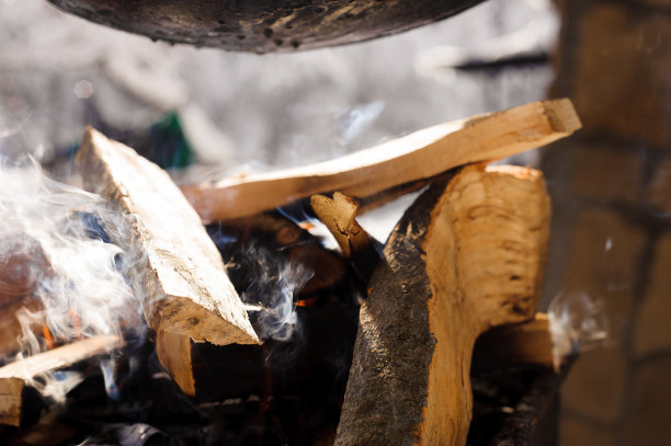 篝火里的远足锅。冬天在河边做饭。图片下载