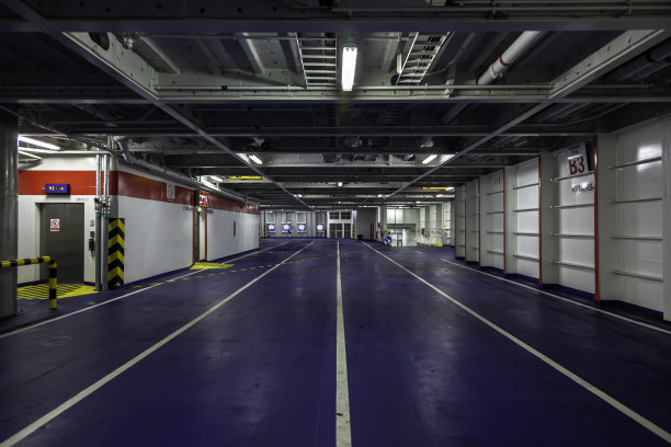 海轮渡的空停车场图片下载