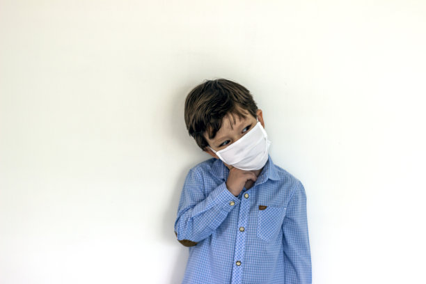 小男孩戴着口罩保持健康。图片下载