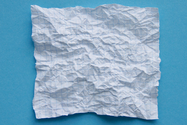 皱巴巴的方形白格子纸上的蓝色背景近景图片下载