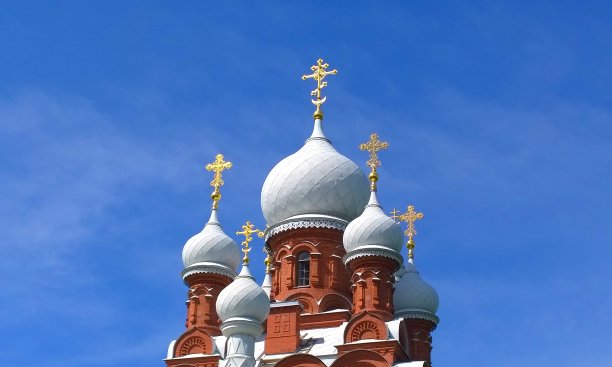 白色圆顶和金色十字架的东正教教堂在蓝天背景下。美丽的古庙修复后，位于普希金，圣彼得堡郊区，俄罗斯。图片下载