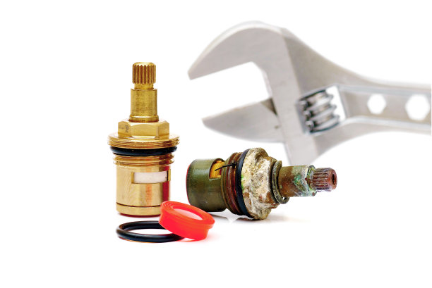 全新和使用陶瓷圆盘墨盒，垫圈和可调扳手隔离在白色背景图片下载