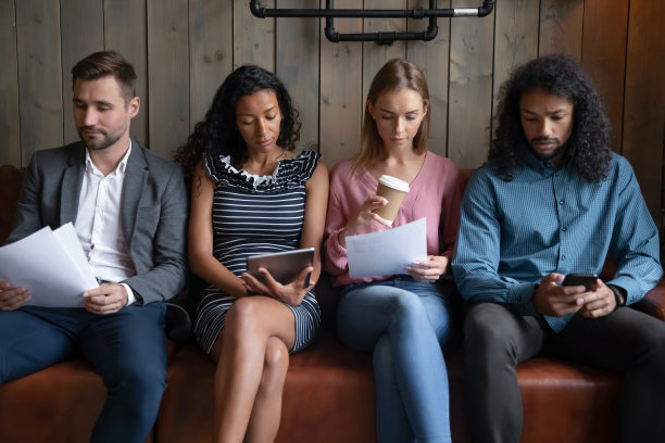 多种族的年轻人排队等待求职面试图片下载