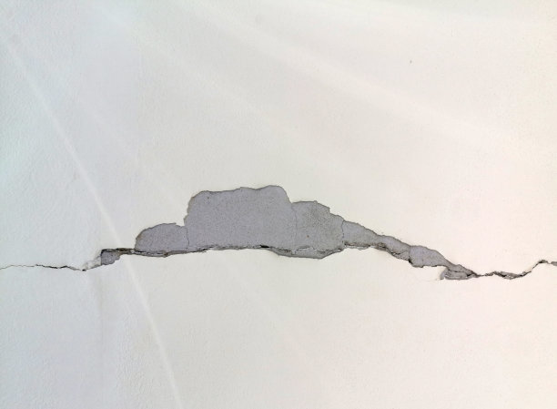 墙上的灰泥有裂缝，一部分灰泥脱落图片下载