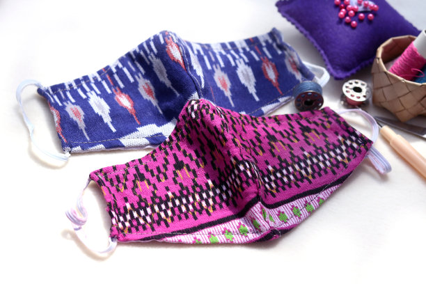 DIY手工制作的工艺防护口罩，采用纯棉面料，颜色为蓝色和粉色图片下载