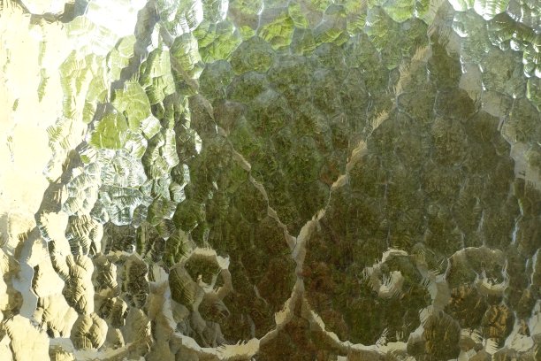 入口的钢化玻璃和锻铁图片下载