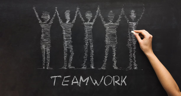 团队协作和合作。年轻女子画人们在黑板上举手图片下载
