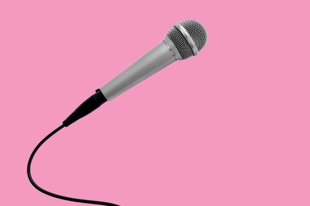 麦克风与复制空间粉红色的背景图片下载