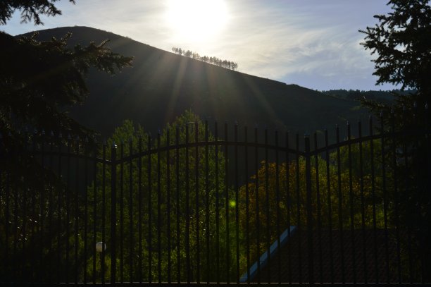 夕阳落在山后的篱笆上图片下载