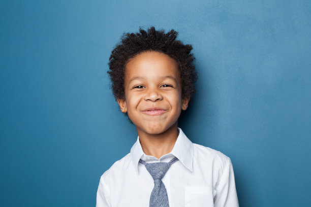 蓝色背景下的快乐黑人男孩图片下载