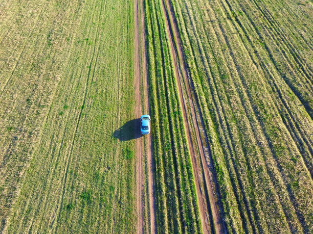汽车在绿地与无人机照片图片下载