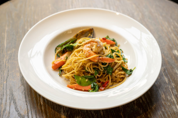 近景虾仁炒意大利面意大利面在欧洲的餐厅里被摆上餐桌图片下载