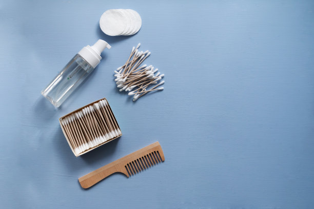 有机皮肤护理产品的美容去除和家庭水疗程序。竹发刷、竹棒、棉垫、洁面泡沫。图片下载