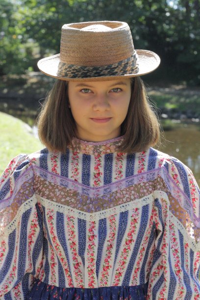 穿着草原裙的白人女孩看着镜头。图片下载