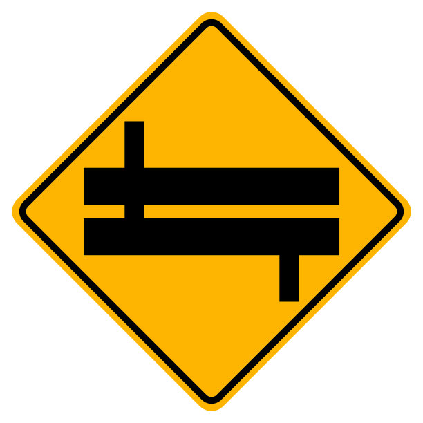 白色背景下交错路口交通路的警告标志图片下载