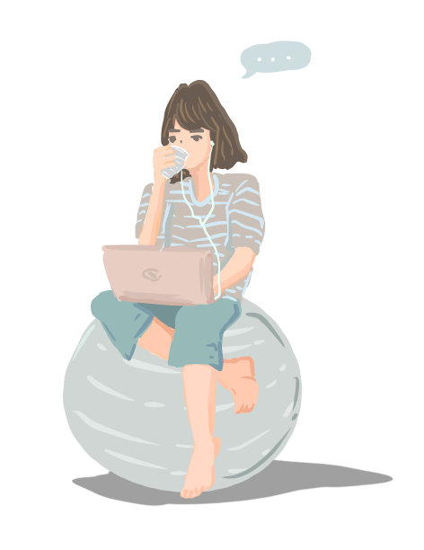 一个在远程办公的女人用笔记本电脑坐在健身球上。图片下载