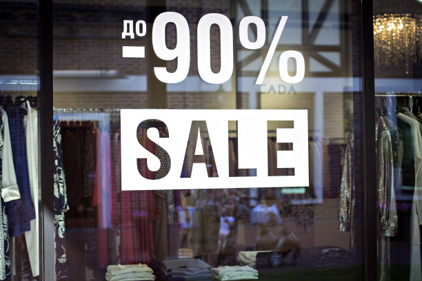 超市橱窗上的题词。销售,折扣。图片下载