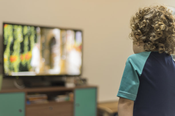 男孩在家看电视看屏幕隔离图片下载