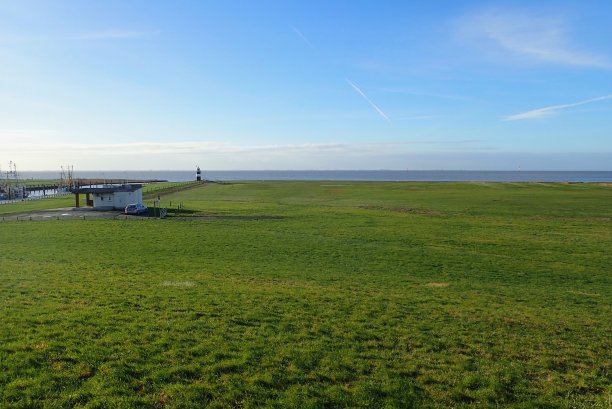 北海海岸的汽艇港和Wremen灯塔(库克斯海文)图片下载