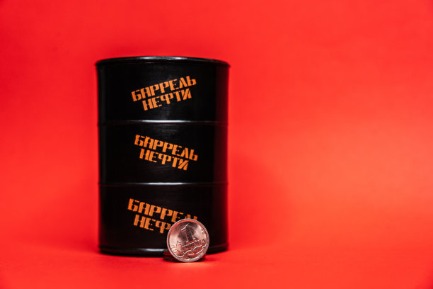 红色背景上有一枚一分的卢布硬币的黑色油桶图片下载