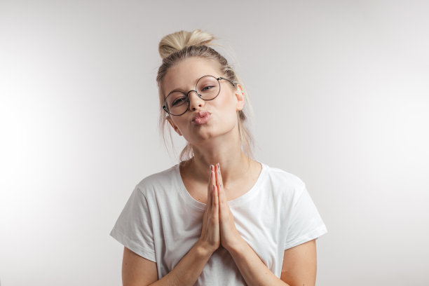 哀求的年轻女子乞求着不同的情感。道歉或询问的概念图片下载