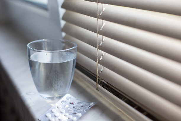 一套药丸和一杯水图片下载