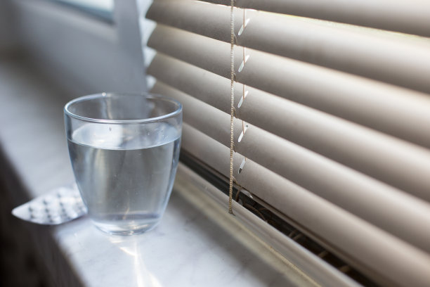 一套药丸和一杯水图片下载