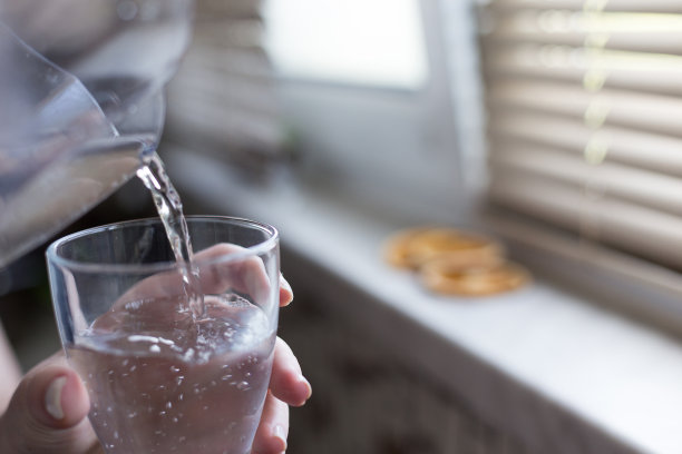 空的或半满的水图片下载