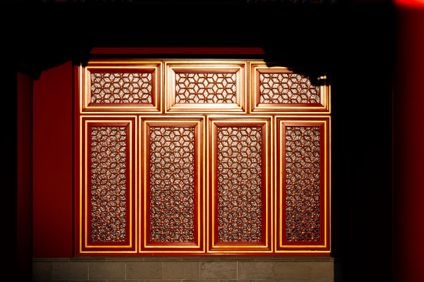中国传统宫殿建筑的一部分，金碧辉煌的红漆窗户装饰着金色的框架和格子图片下载