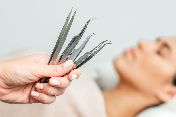 手上拿着睫毛钳。图片下载