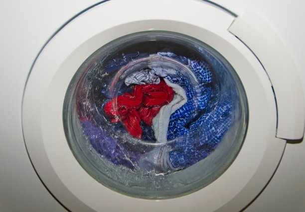 带衣服的洗衣机图片下载