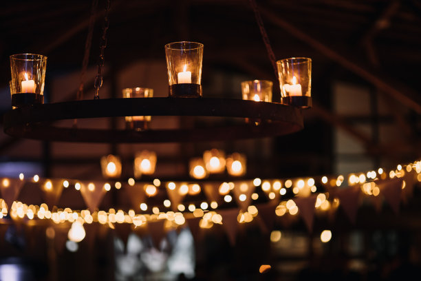 复古蜡烛吊灯的照片图片下载