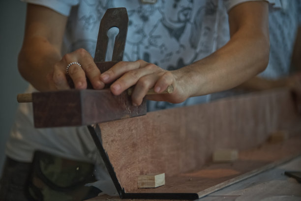 使用复古刨床工作图片下载