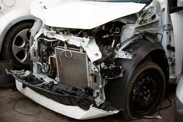 撞坏的汽车没有保险杠和挡泥板图片下载