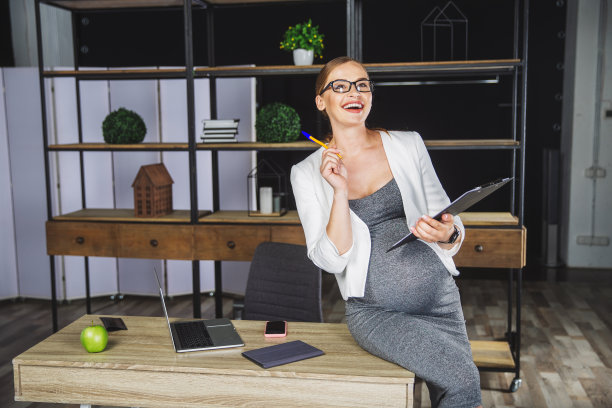 怀孕的女商人。怀孕的成熟职场女性图片下载