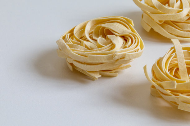 白色背景上的意大利意面。图片下载
