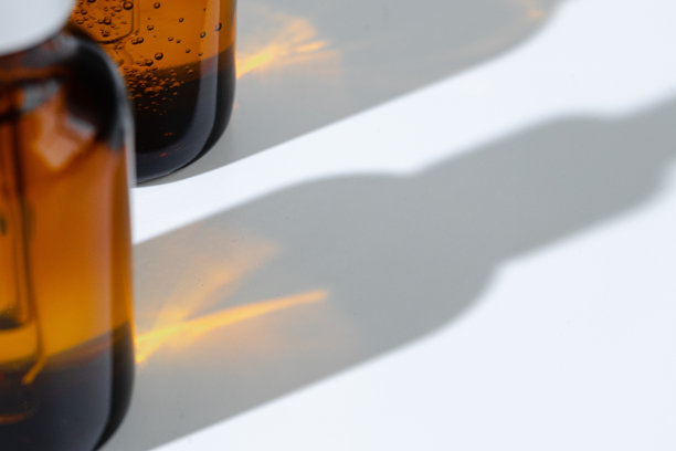 近距离照片的玻璃化妆品容器的油性纹理图片下载