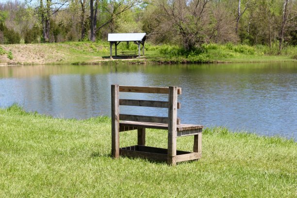 湖边的空木凳图片下载