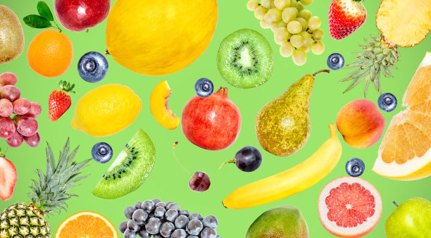 许多不同的异国情调的热带明亮的水果在绿色的夏季背景的创意照片。从以上观点。明亮的夏季水果图案。图片下载