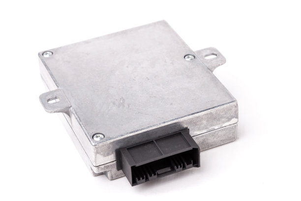 塑料汽车发动机控制单元与金属元素在一个白色的孤立背景的摄影工作室后视图控制台各种子系统，节点和组件。备件待售。图片下载