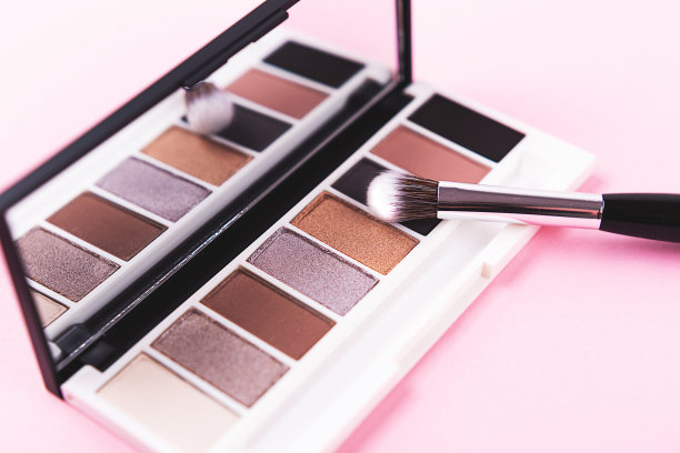 粉彩背景眼影和化妆刷。图片下载