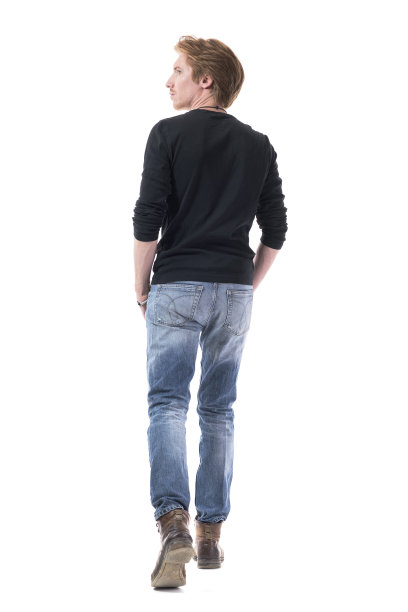 后面的年轻自信英俊的红发男子走开了，手插在口袋里看着一边图片下载