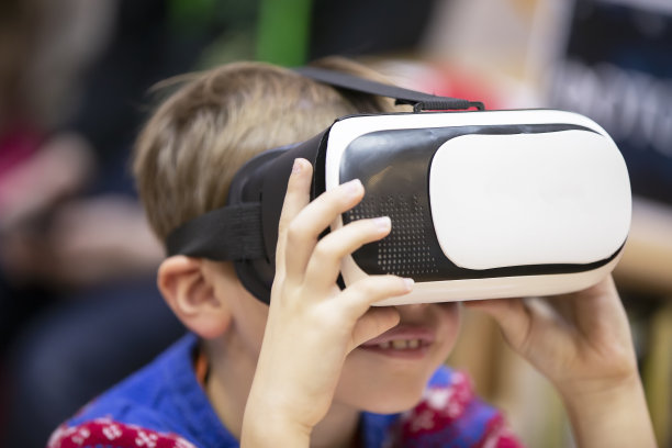 戴着虚拟眼镜的孩子。戴着3D眼镜的男孩。图片下载