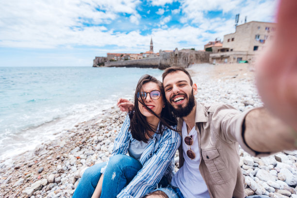 年轻夫妇在海滩上休息图片下载