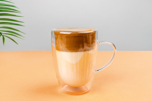 桌上放着一杯达尔戈纳咖啡。图片下载