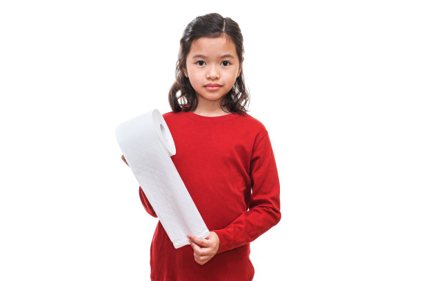 拿着卫生纸的亚洲年轻儿童图片下载