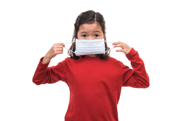 亚洲小孩摘下外科口罩图片下载